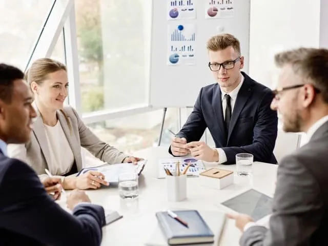 Discuție de afaceri la masa de conferințe