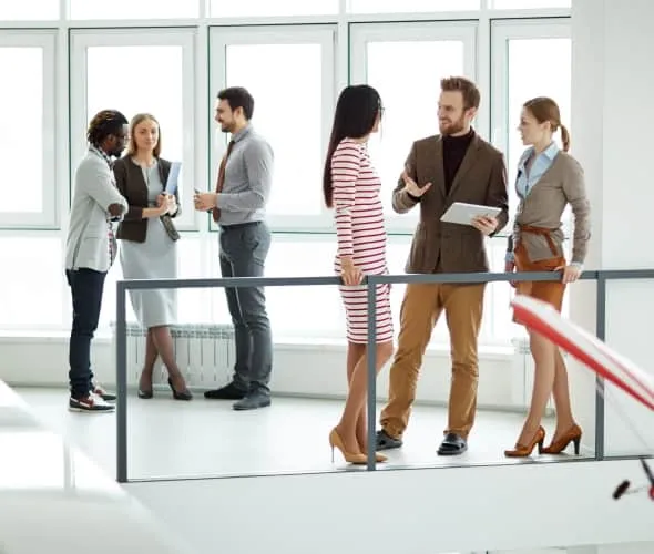 Participanți discutând la un eveniment de networking